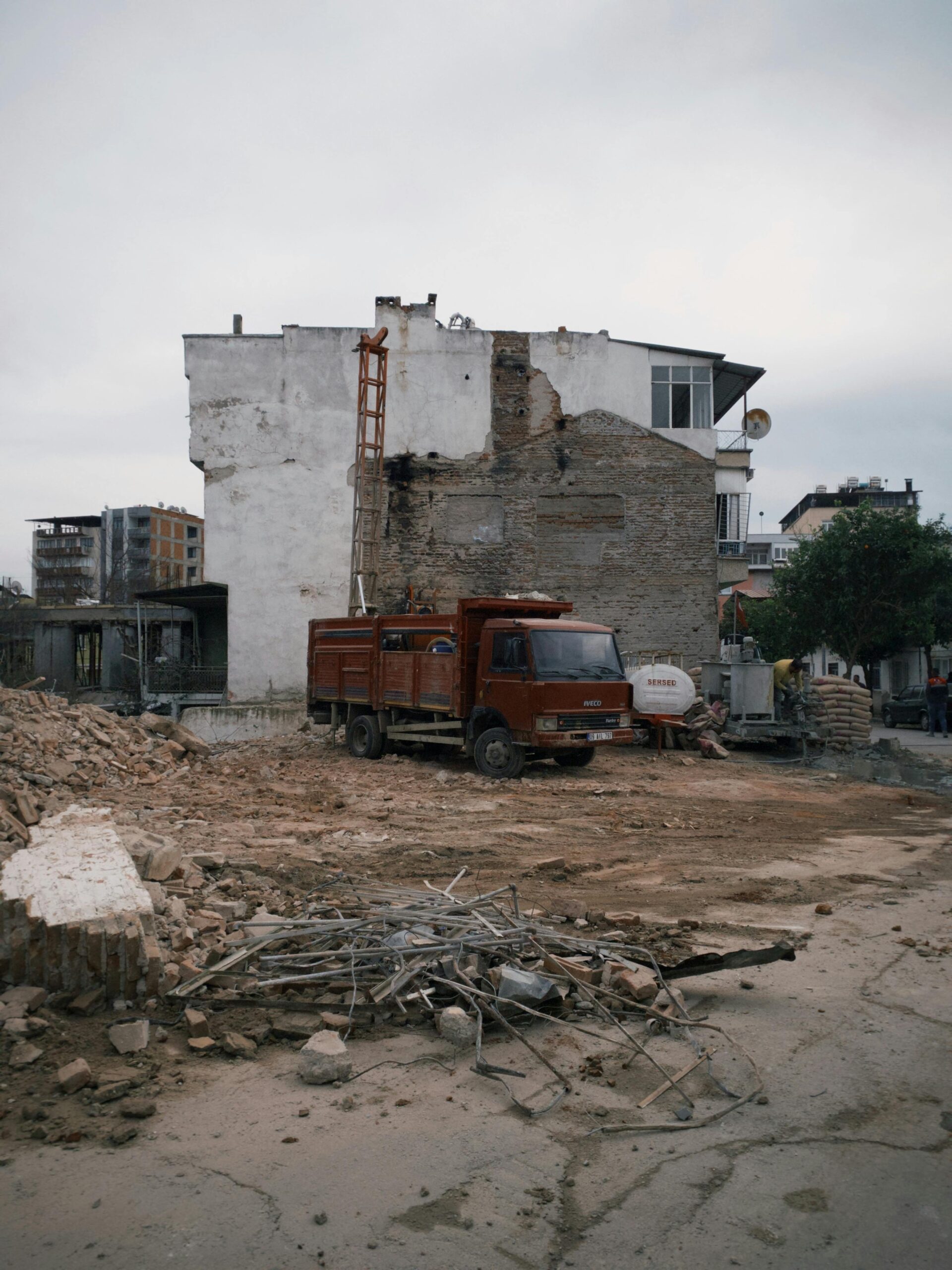 Kolejność prac przy wyburzeniu budynku – jak wygląda proces?