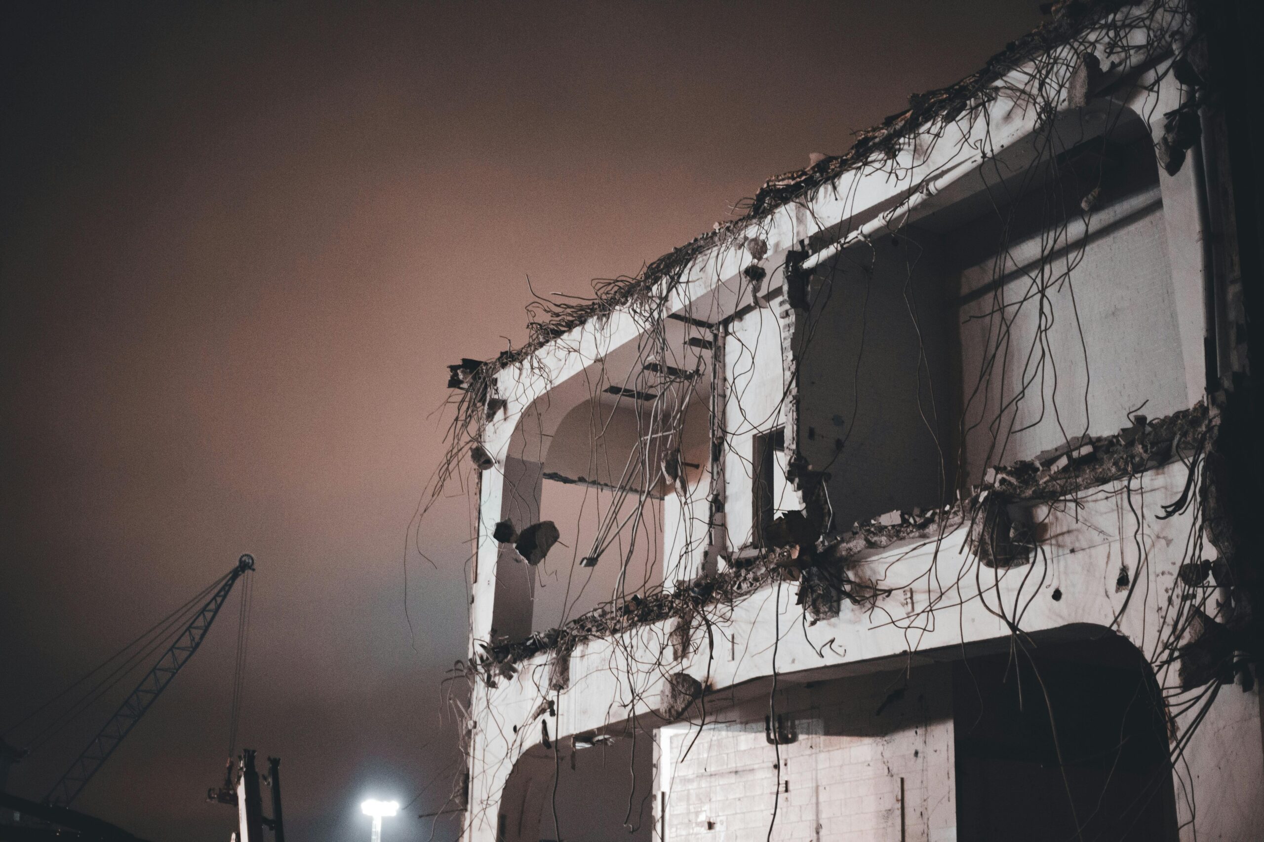 Jakiego rodzaju sprzętów używa się przy wyburzeniach budynków?